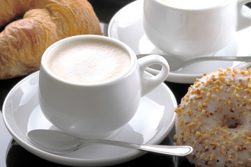 Ciambella alla nocciola e cappuccino
