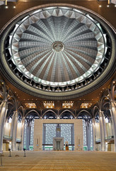 Obraz premium Interior of Sultan Al-Mizan Mosque in Putrajaya, Malaysia
