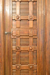 Красивая деревянная дверь.