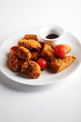 Chicken Nuggets, Chrrytomaten und BBQ-Dip