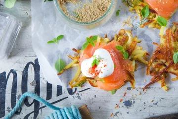 Abwaschbare Fototapete Vorspeise Minirösti mit Lachs