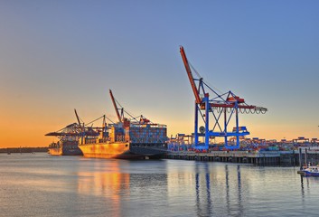 Frachtschiff im Hafen