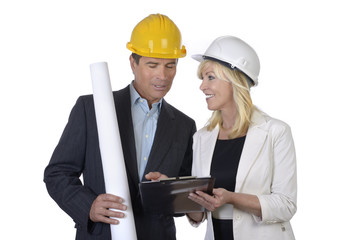 Architekt und Architektin bei Besprechung