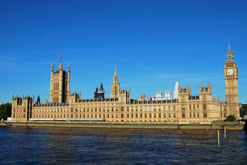 Fototapeta na wymiar Angielski Parlament z całej Tamizie