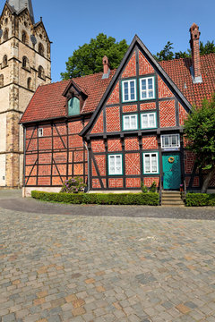 Kantorhaus mit Münsterkirche in Herford, Deutschland
