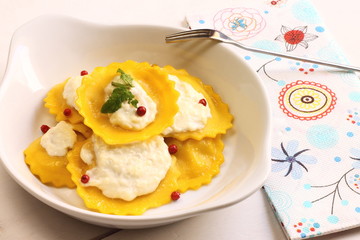 Raviolis con salsa