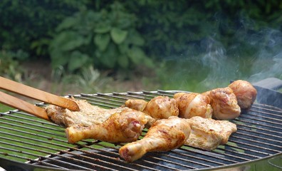 Fleisch auf dem Grill wenden