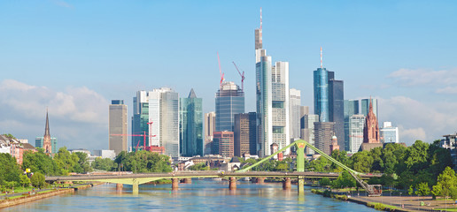 Panorama der Frankfurter Skyline im Morgenlicht