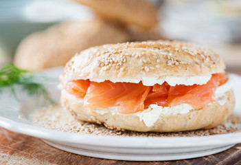 frischer lachsbagel