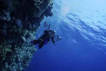 Crédence de cuisine en verre imprimé Plonger Photographe sous-marin à un récif en Egypte