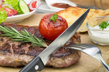gebratenes Steak mit Grilltomate und Rosmarin