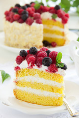 Sponge cake with cream and raspberries.
