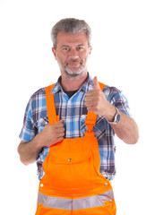 Freundlicher Arbeiter in Latzhose
