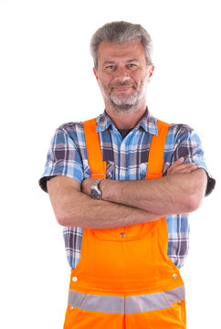 Freundlicher Arbeiter in Latzhose