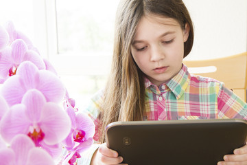 bambina con tablet