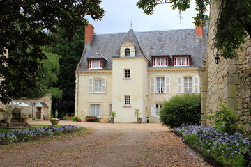 Fototapeta na wymiar Französisches Landhaus in Westfrankreich
