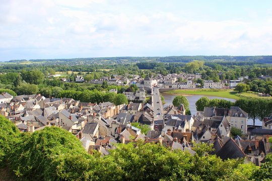 Blick von der Festung Chinon auf die Stadt Chinon mit Loire