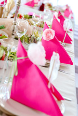 Obraz na płótnie Canvas Dekoracje weselne, różowe serwetki zbliżenie