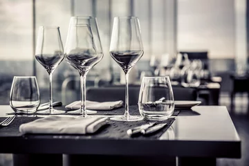 Gordijnen Lege glazen in restaurant © Alex Tihonov