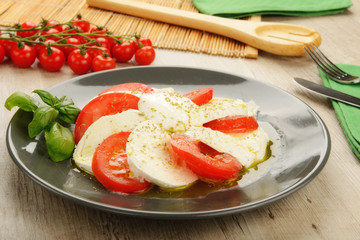 Caprese di mozzarella e pomodoro