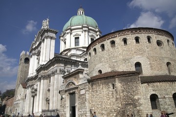 Fototapeta na wymiar Nowe i stare katedry Duomo Brescia