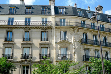 ange sculpté sur un immeuble parisien
