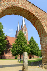 Fototapeta na wymiar Stare mury miasta z kościoła św Trinititas (Neuruppin)