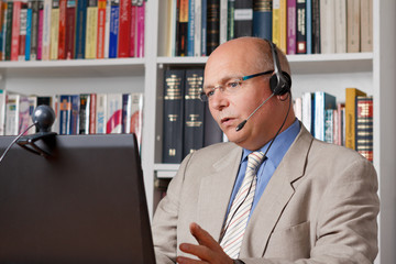 Mann spricht mit Kunden per Internet