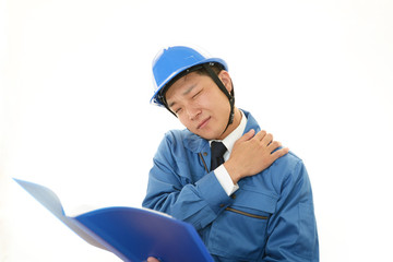 疲れた表情の作業員