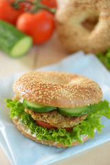 Sesam Bagel mit vegetarischem Bratling