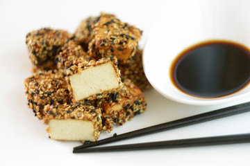 Mit Sesam panierter Tofu