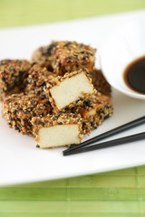 Tofuwürfel mit Sojasoße und Sesam