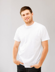 Obraz premium smiling man in blank white t-shirt