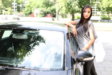 junge Frau mit Auto