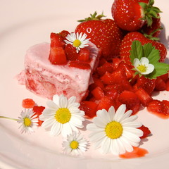 leckeres Eis mit Erdbeeren