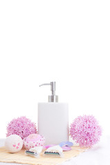 Obraz na płótnie Canvas jednorazowych maszynek do golenia, mydło i kwiaty