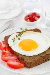 fried egg on bread with tomato