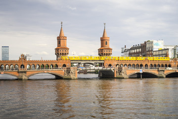 Fototapeta na wymiar Czerwony Most w Berlin Niemcy