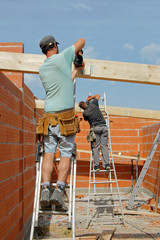 construction maison - charpentiers à l'oeuvre  # czm