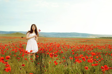 Fototapeta premium teen girl in poppy field