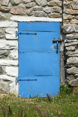 Porte bleue en métal