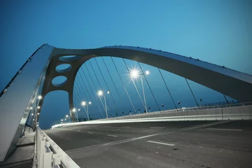 Abwaschbare Tapeten Brücken Nachtszene der Stahlkonstruktionsbrücke