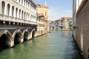Fototapeta na wymiar Buildings along the canal