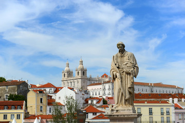 Fototapeta na wymiar Statua Santa Luzia i Sao Vicente de Fora w Lizbonie