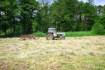 stary traktor na łące