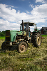 stary traktor na łące