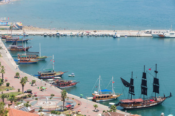 Fototapeta na wymiar ¯eglowanie z flagą piratów i innych statków stoi w zatoce.