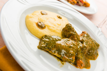 Luccio in salsa saporita con polentina soffice,  fuoco selettivo