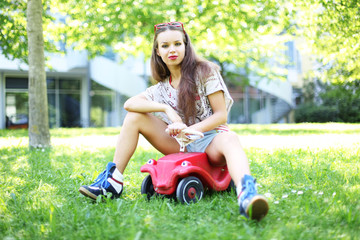 Frau auf Bobbycar