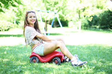 junges Mädchen auf Bobbycar